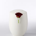 handgefertigte Keramik Urne mit Dose + Blumenring