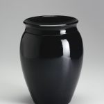 Urnica Keramik Urne, schwarz glänzend glasiert · Antje Willer · Design