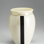 Urnica Keramik Urne , perlmuttfarbend glasiert, Magnetstreifen · Antje Willer · Design