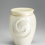 Urnica Keramik Urne, perlmuttfarbend glasiert, Spiralenrelief · Antje Willer · Design