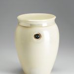 Urnica Keramik Urne, perlmuttfarbend glasiert mit herausnehmbaren Effektglasrubin · Antje Willer · Design