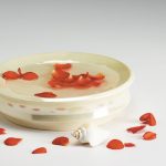Urnica Keramik Urne Schmuckdeckel, perlmuttfarbend glasiert · Antje Willer · Design